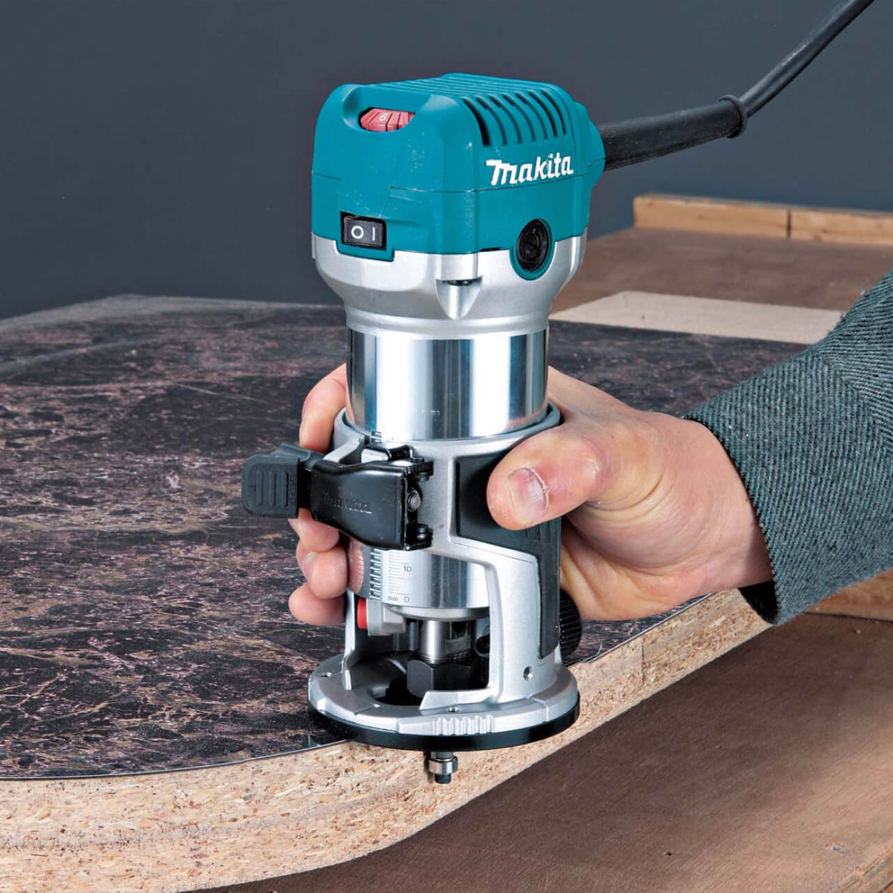 Makita 6.35mm (1/4”) Router. 710W. Carry case