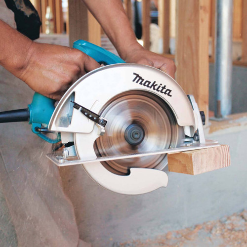 Makita 185mm (7-1/4”) Circular Saw. 1.800W. with Carry case