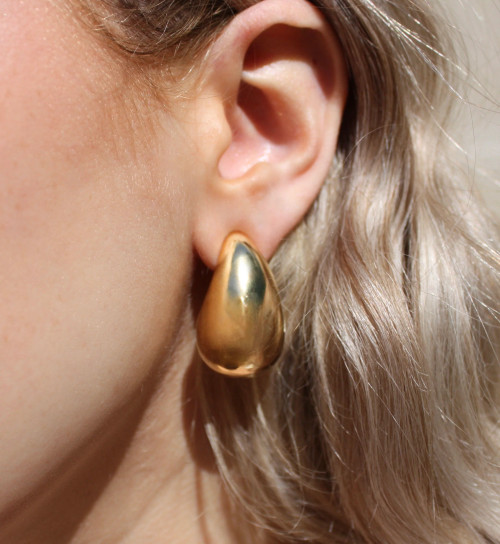 Gold everyday teardrop earring