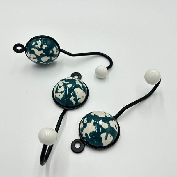 5593 1 LRG RND HOOK CREAM&GREEN BLOTCH 13x5x2cm