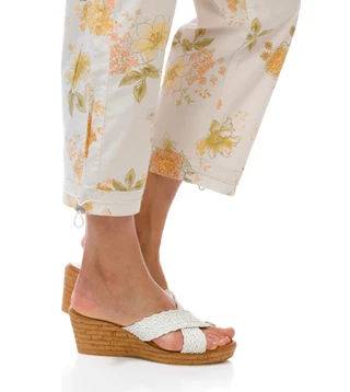 Thumbnail 3: Democracy Women's Pull On Floral Capris 