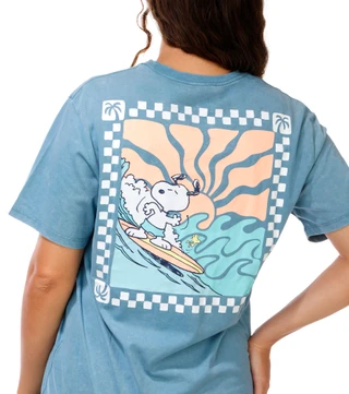 Thumbnail 2: Peanuts Juniors' Short Sleeve Snoopy Surfing Tee 