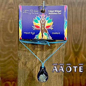 Packaged on a gorgeously illustrated art card, this is our Third Eye Chakra Fidget Widget. AAOTE’s founder, Tari Zarka, maker of TZ Glass, creates the Chakra Rainbow Fidget Widgets to be a tool for mindfulness. They are truly a necklace both women and men can enjoy.
Each is made with a very slight concave on a soothingly smooth surface. Ease your mind by repeating a motion, like you would on a worry stone. Packaged on a gorgeously illustrated art card, this is our Third Eye Chakra Fidget Widget. AAOTE’s founder, Tari Zarka, maker of TZ Glass, creates the Chakra Rainbow Fidget Widgets to be a tool for mindfulness. They are truly a necklace both women and men can enjoy.
Each is made with a very slight concave on a soothingly smooth surface. Ease your mind by repeating a motion, like you would on a worry stone.