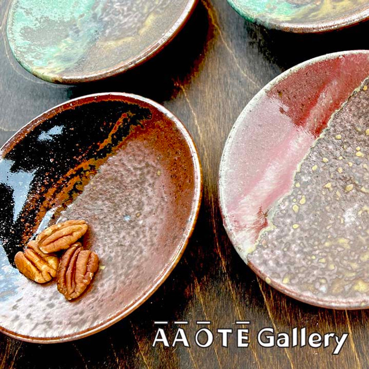 Artisan-crafted, food-safe Lil’ Foodie Dishes are hand-thrown pottery pieces perfect to bring more lift and life to any culinary spread, or a perfect side-gift to one of our mugs. Or, imagine these for tealights or jewelry..