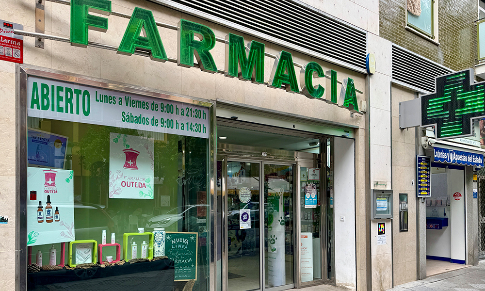 Exterior de la farmacia Outeda, en Huelva