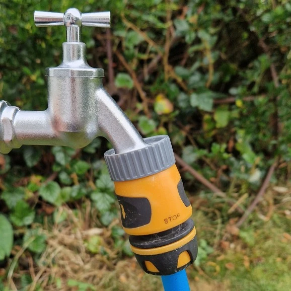 How to Connect a Hosepipe to a Water Butt Tap Using a Click-Connect Fitting