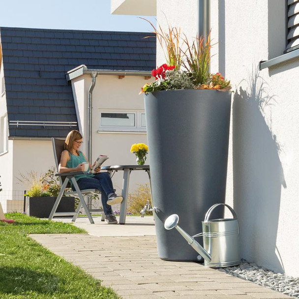 Compact water butt with planter on top. Compact water butt with planter on top.