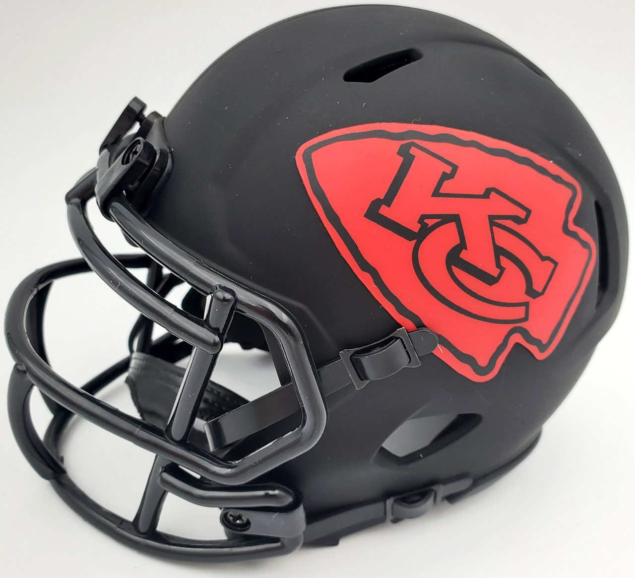 Clyde Edwards-Helaire Autographed Kansas City Chiefs Eclipse Black Speed  Mini Helmet Beckett BAS QR Stock #193779 - Mill Creek Sports