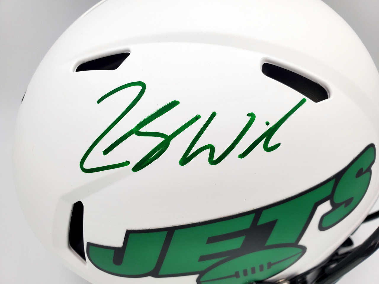 Zach Wilson Autographed New York Jets Flash Silver Full Size Replica Speed  Helmet Beckett BAS QR Stock #197084 - Mill Creek Sports