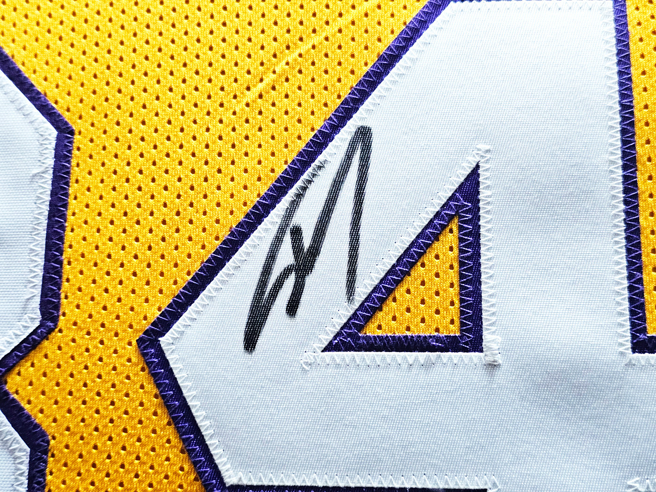 Los Angeles Lakers Shaquille Shaq O'Neal Autographed Yellow Jersey On 4  Beckett BAS Stock #191013