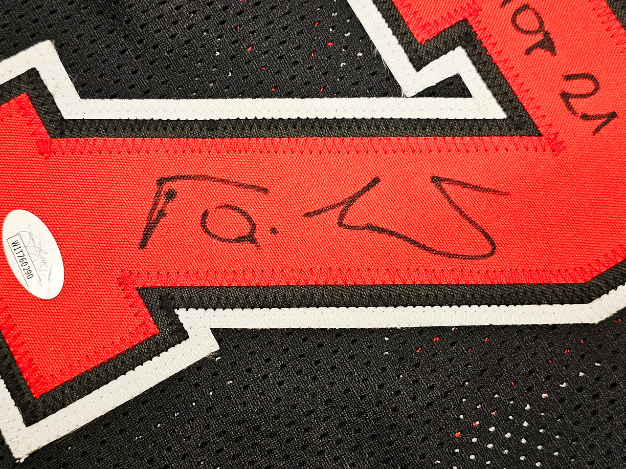 Chicago Bulls Toni Kukoc Autographed Black Jersey HOF 21 JSA Stock #215751