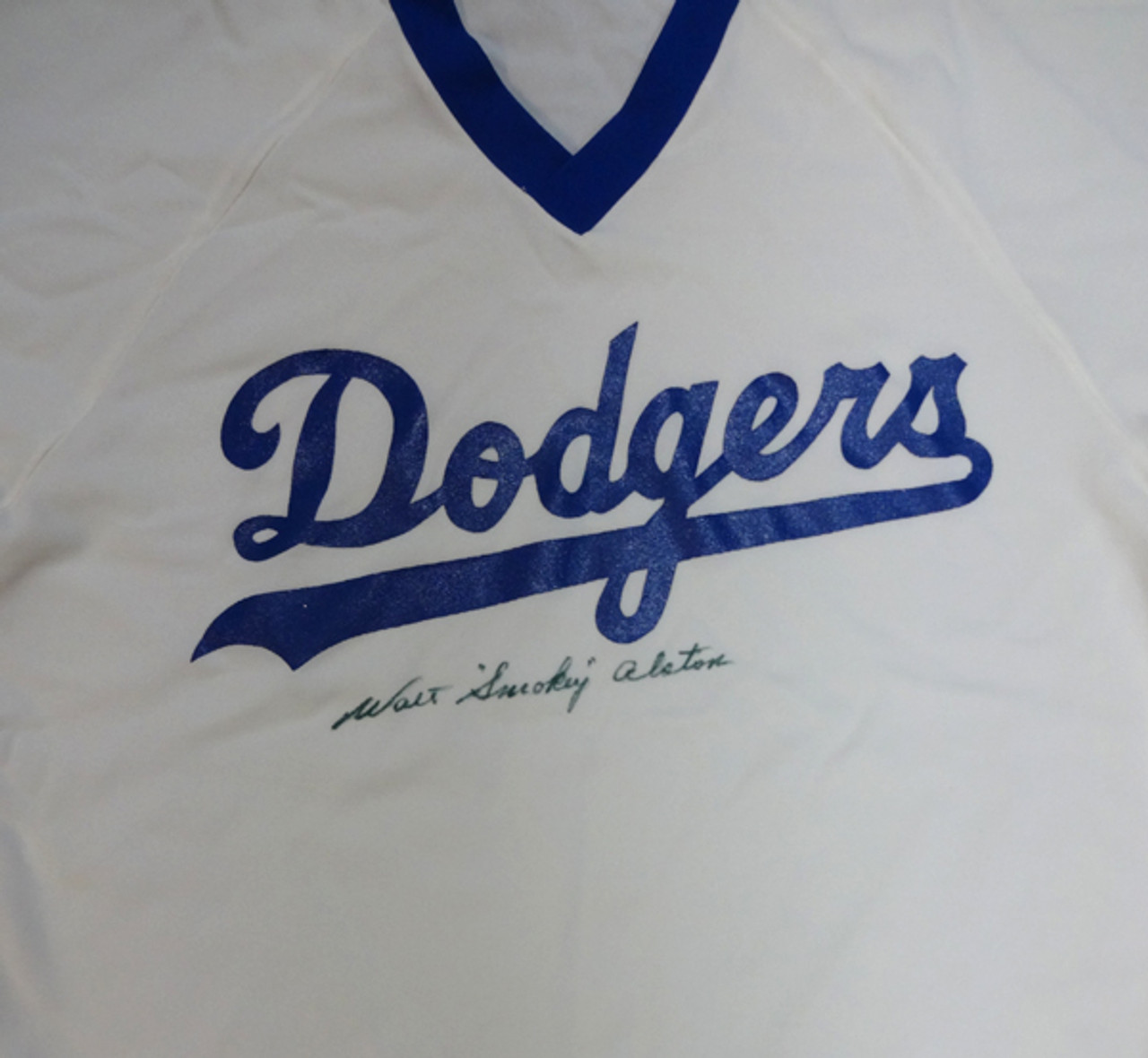 2005 Los Angeles Dodgers Team Signed Jersey (27 Signatures)., Lot  #43171