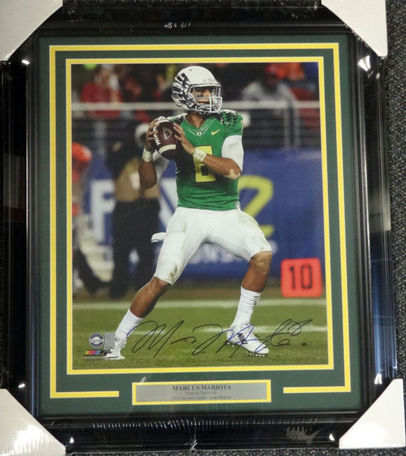 Marcus Mariota Autographed Framed 16x20 Photo Oregon Ducks MM Holo Stock #89810