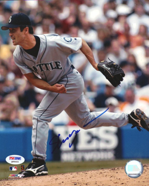 ICHIRO SUZUKI SEATTLE MARINERS PSA/DNA AUTHENTICATED ACTION SIGNED 8x10