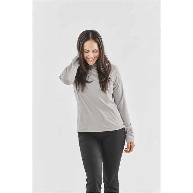 A woman wearing a long-sleeve, light grey women's t-shirt, featuring a round neck and fitted sleeves.