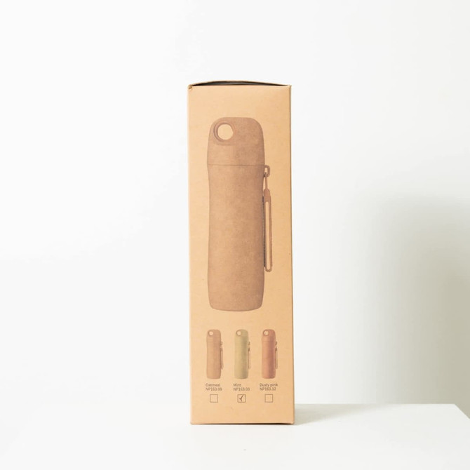 A drink bottle in natural wheat straw colour, featuring a sleek design and attached carabiner, with branding displayed.