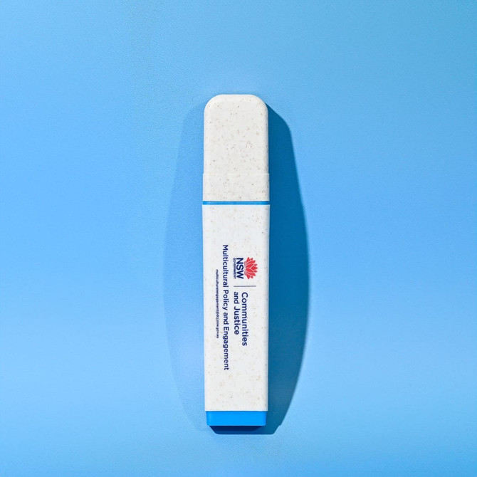 A highlighter in a light blue casing with a white body and a logo, designed for eco-friendly use.