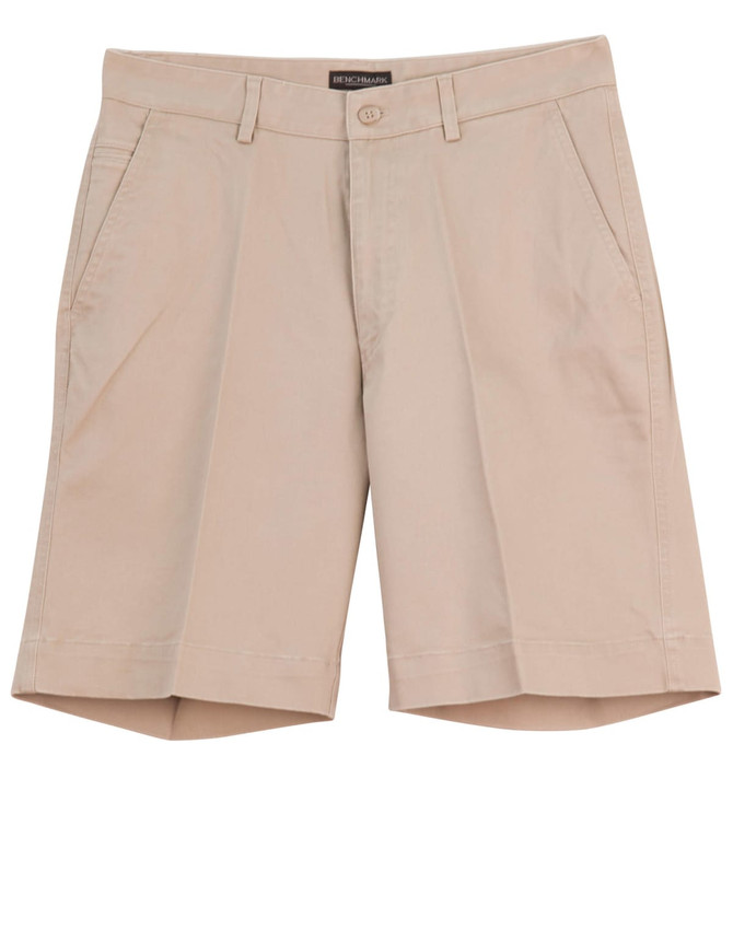 Men's chino shorts in a light beige colour featuring a waistband and side pockets. Includes a small logo.