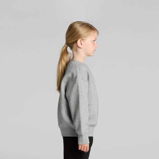 A grey sweater for kids, featuring a crew neck and long sleeves, displayed on a child from the side.