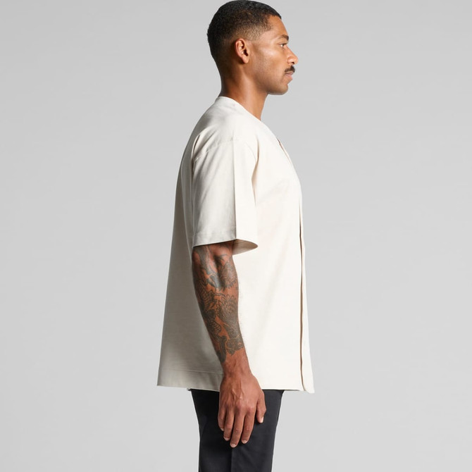 A heavy baseball jersey in a light beige colour, featuring a loose, relaxed fit and a logo on the chest.