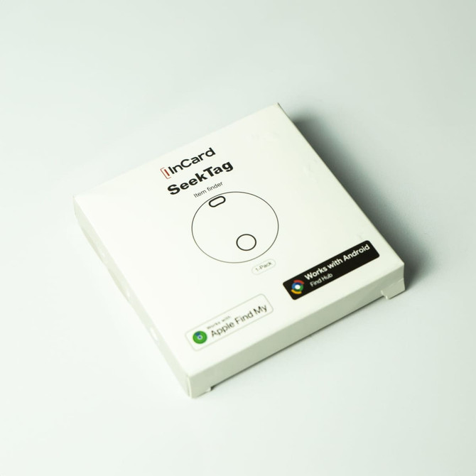 A white box containing the SeekTag Dual System Item Tracker, featuring a circular item tracker inside.