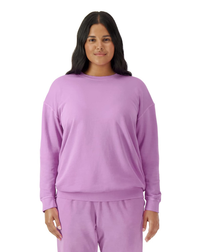 A lightweight crewneck sweatshirt in a solid lilac colour, featuring a relaxed fit and long sleeves.
