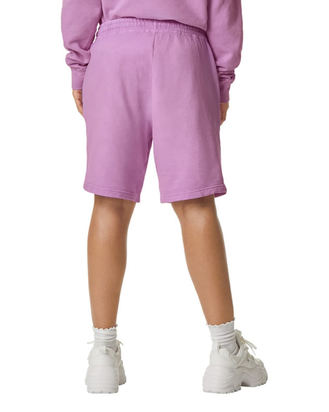 Lightweight sweatshorts in a soft lavender colour, featuring an elastic waistband and a logo.