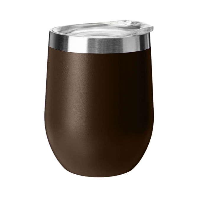 A drink mug in dark brown with a stainless steel rim and a clear lid, featuring a logo.