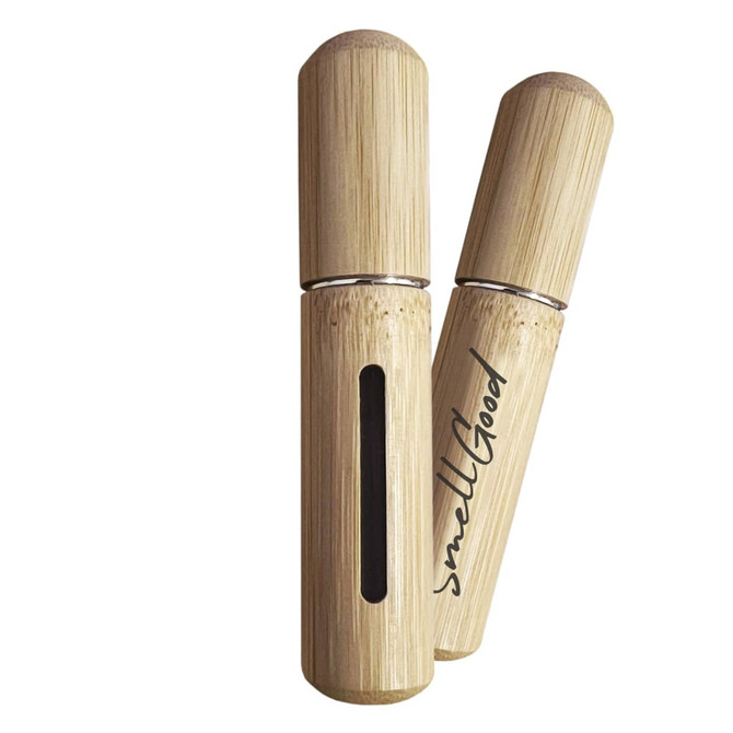 A bamboo atomiser with a natural finish, featuring a logo and a removable cap. Ideal for personal use.