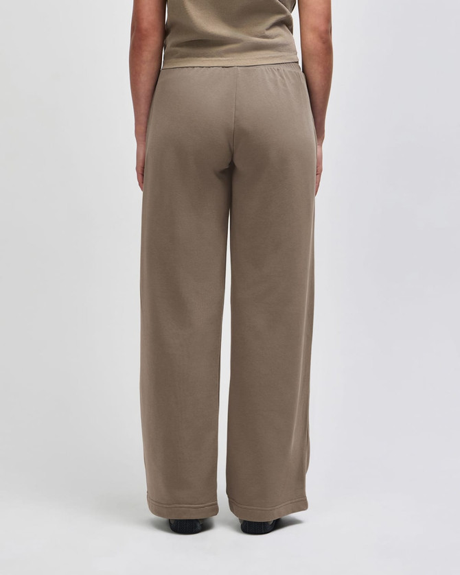 Wide-leg women's pants in brown with an elastic waistband, featuring a simple design and no visible logos.