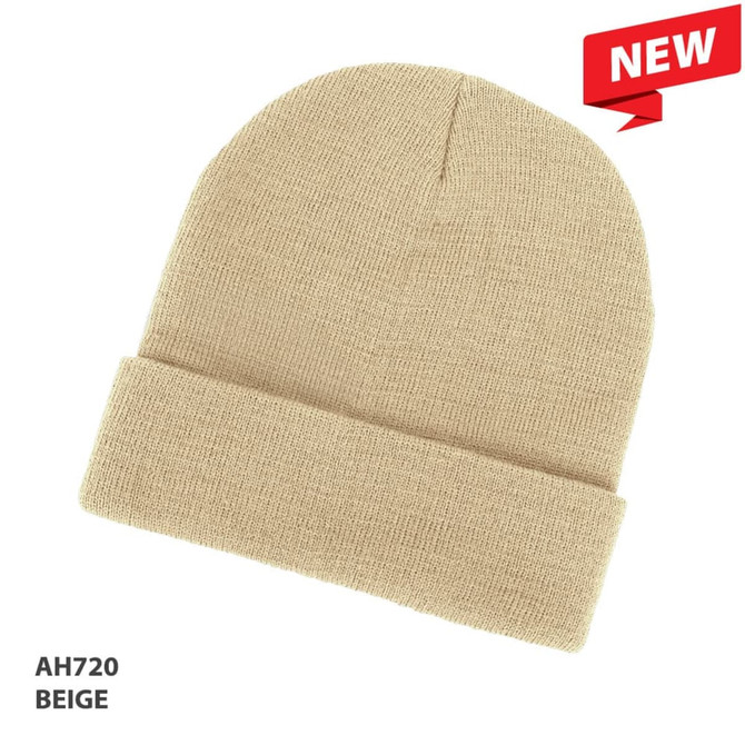 Acrylic beanie in beige with a cuffed design and a brand logo.