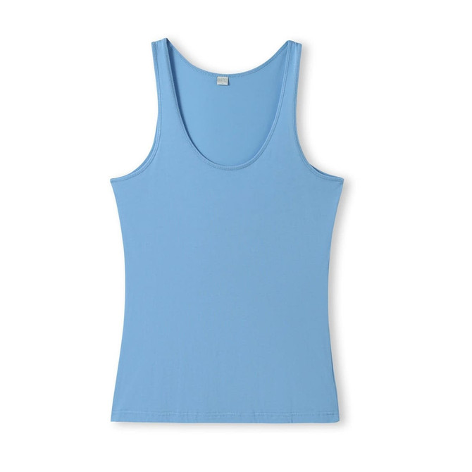 A light blue women's singlet with a scoop neckline. The shirt features a fitted design and has a logo.
