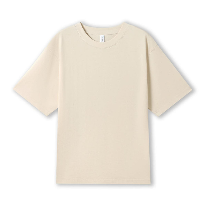 Unisex oversize easyfit tee in a cream colour. The shirt features short sleeves and has a logo.