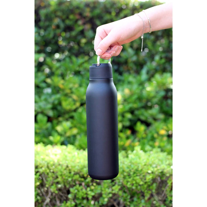 A drink bottle in matte black with a metal loop, designed for easy carrying. It has a sleek, minimalist appearance.