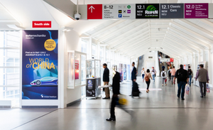 Banner in the crossing area of Halls 4 and 6