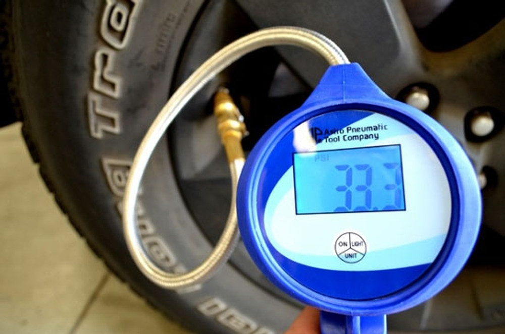 Astro Pneumatic 3018 3.5" Digital Tire Inflator Astro Pneumatic 3018 3.5" Digital Tire Inflator