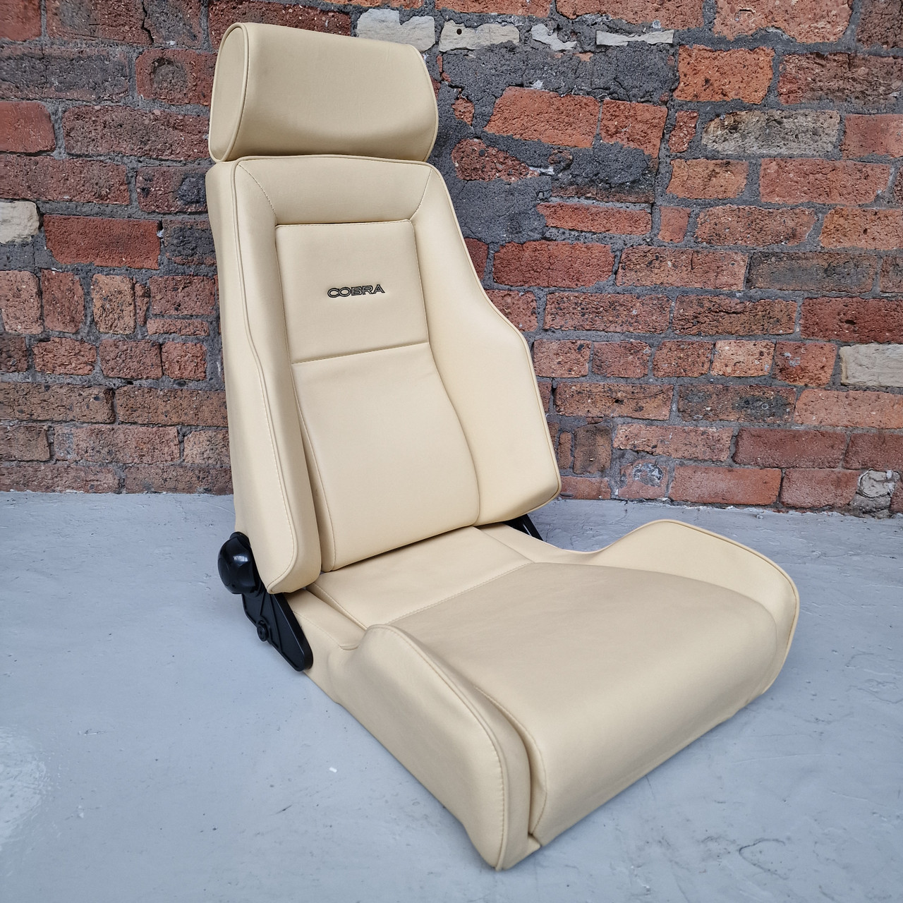 Cobra Recliner (le mans) Magnolia piped Magnolia Vinyl Seats