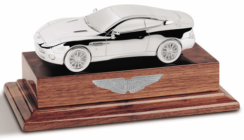 Silver Aston Martin 1:24 scale Vanquish