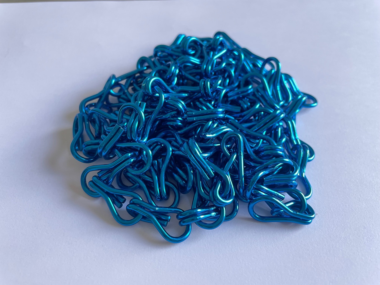 Electric Blue Aluminium Chain. Boxes of chain can be dispatched same day if ordered before 1pm and can be used to create your own screen or to use as a repair and replace. Made from high quality anodised aluminium the chain will not rust and can be used indoors and outdoors to prevent flies, bees, wasps and other flying pests from entering your property.