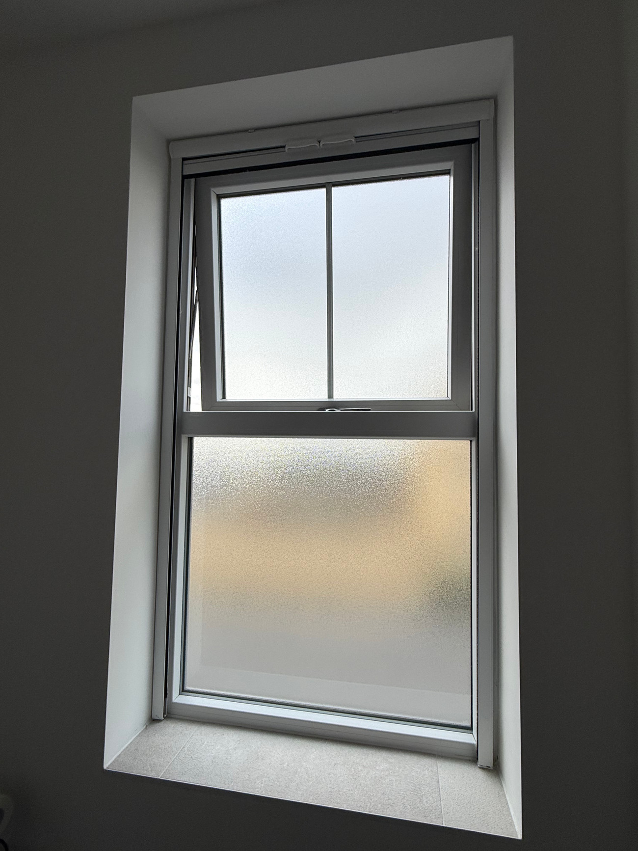 These screens when pulled down are held in place by small clips on the side guides which stop the screen from retracting. When you don't need the screen to be down it retracts into the cassette at the top to be stored safely. This can be pulled down with handles or a string that can be attached. These screens when pulled down are held in place by small clips on the side guides which stop the screen from retracting. When you don't need the screen to be down it retracts into the cassette at the top to be stored safely. This can be pulled down with handles or a string that can be attached.