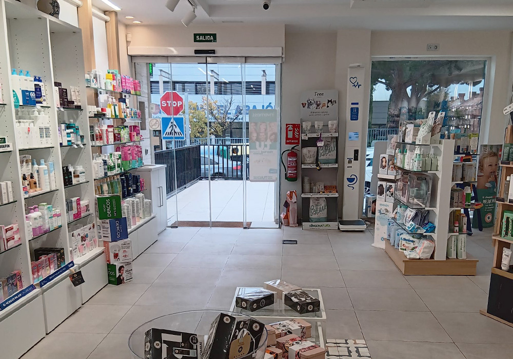 Entrada de la Farmacia Dra. Cuesta en las Rozas de Madrid