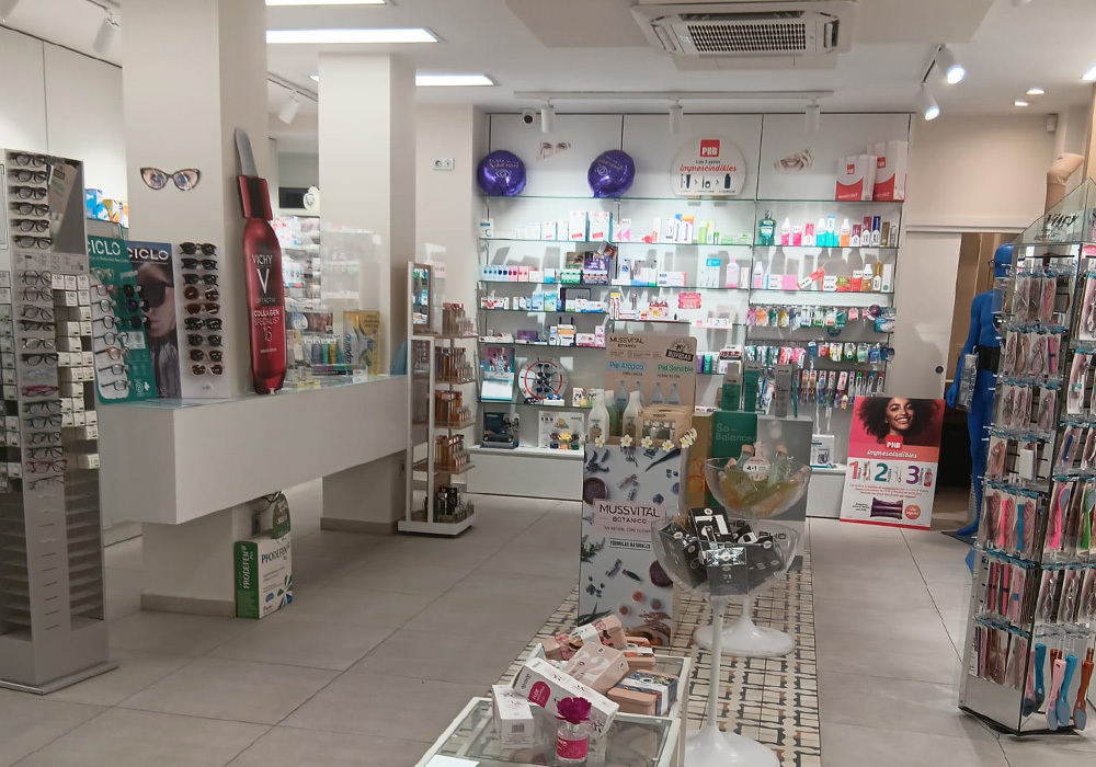 Interior de la Farmacia Dra. Cuesta en Las Rozas de Madrid