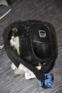 1) DH-22 MERCEDES-BENZ A2038200210 OEM Used POWER WINDOW SWITCH FRONT RIGHT SWF 501.807 203-820-02-10-9116 From: W203 C320 2002 A2038200210 Euro All Parts