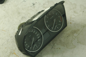 0) DH -2 BMW 62109166845 OEM Used Instrument CLUSTER DASH TESTED EURO - KM-LITRES-CELCIUS-METRIC VDO SIEMENS 970 001 913 From: July 2007 e92 328i space-grey metallic N52 6 cyl RWD Automatic Fits: 328i & other listed vehicles 9168300-01 0) DH -2 BMW 62109166845 OEM Used Instrument CLUSTER DASH TESTED EURO - KM-LITRES-CELCIUS-METRIC VDO SIEMENS 970 001 913 From: July 2007 e92 328i space-grey metallic N52 6 cyl RWD Automatic Fits: 328i & other listed vehicles 9168300-01