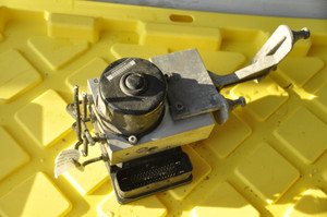 1) DH-24 Mercedes-Benz 209545313280 OEM Used ABS PUMP & MODUALE ENGINE BAY ALIE 6740822806544 0587066G4 From: MERCEDES BENZ (C209) CLK320 2004 M112 722618 OBSIDIAN BLACK 209545313280 Euro All Parts 1) DH-24 Mercedes-Benz 209545313280 OEM Used ABS PUMP & MODUALE ENGINE BAY ALIE 6740822806544 0587066G4 From: MERCEDES BENZ (C209) CLK320 2004 M112 722618 OBSIDIAN BLACK 209545313280 Euro All Parts