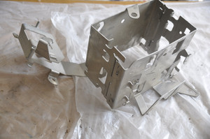 1) DD MERCEDES BENZ A2115450140 2115450240 OEM 211-545-01-40 (USED) TRUNK MOUNT COMMUNICATIONS BRACKET E-CLASS Euro All Parts 1) DD MERCEDES BENZ A2115450140 2115450240 OEM 211-545-01-40 (USED) TRUNK MOUNT COMMUNICATIONS BRACKET E-CLASS Euro All Parts