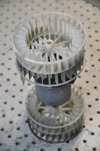 0) DD Mercedes BENZ 126-820-05-42 Used OEM BLOWER MOTOR BOSCH H0390002 130101625 From: 1995 W124 300SD Euro All Parts 0) DD Mercedes BENZ 126-820-05-42 Used OEM BLOWER MOTOR BOSCH H0390002 130101625 From: 1995 W124 300SD Euro All Parts