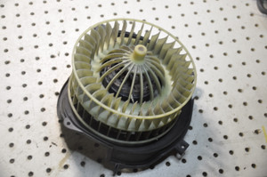 1) DD Mercedes Benz 9041301127 Used OEM BLOWER MOTOR BEHR 9413350017 From: 1990 W126 500SEL Euro All Parts 1) DD Mercedes Benz 9041301127 Used OEM BLOWER MOTOR BEHR 9413350017 From: 1990 W126 500SEL Euro All Parts