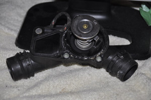 1) DD 22 BMW 11537509227 Used OEM Thermostat housing with thermostat Fits: M52 E46 E39 E60 E83 E53 Z3 Z4 & other listed vehicles Euro All Parts 1) DD 22 BMW 11537509227 Used OEM Thermostat housing with thermostat Fits: M52 E46 E39 E60 E83 E53 Z3 Z4 & other listed vehicles Euro All Parts