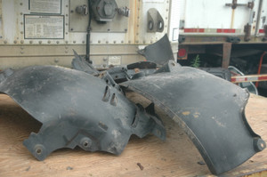 36) DH MERCEDES BENZ A2116902230 A2116981730 A2116981730 (USED) OEM FENDER LINER ASSEMBLY (3 PIECES) FROM: 2004 C240 FITS: E-CLASS 2004-2009